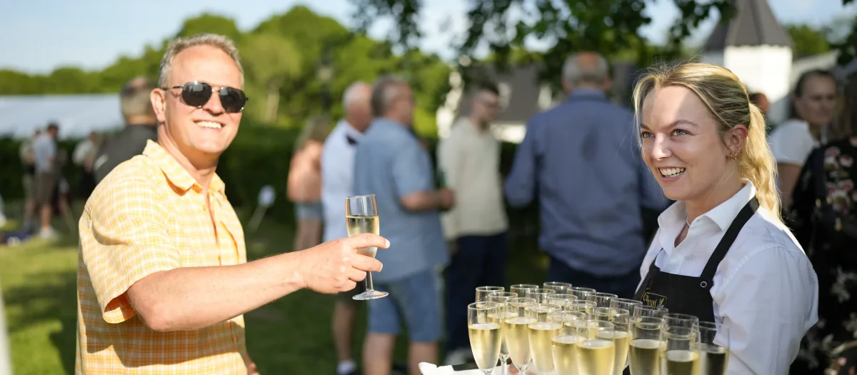 8EMIlSEE-sommerfest-champagne-service-herregaard.webp
