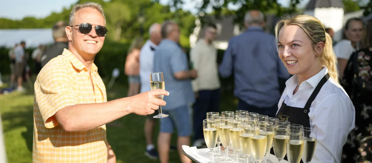 8EMIlSEE-sommerfest-champagne-service-herregaard.webp
