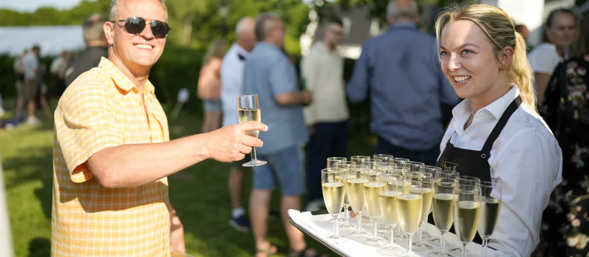 8EMIlSEE-sommerfest-champagne-service-herregaard.webp