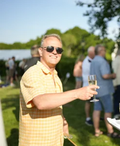 sommerfest-champagne-service-herregaard.webp