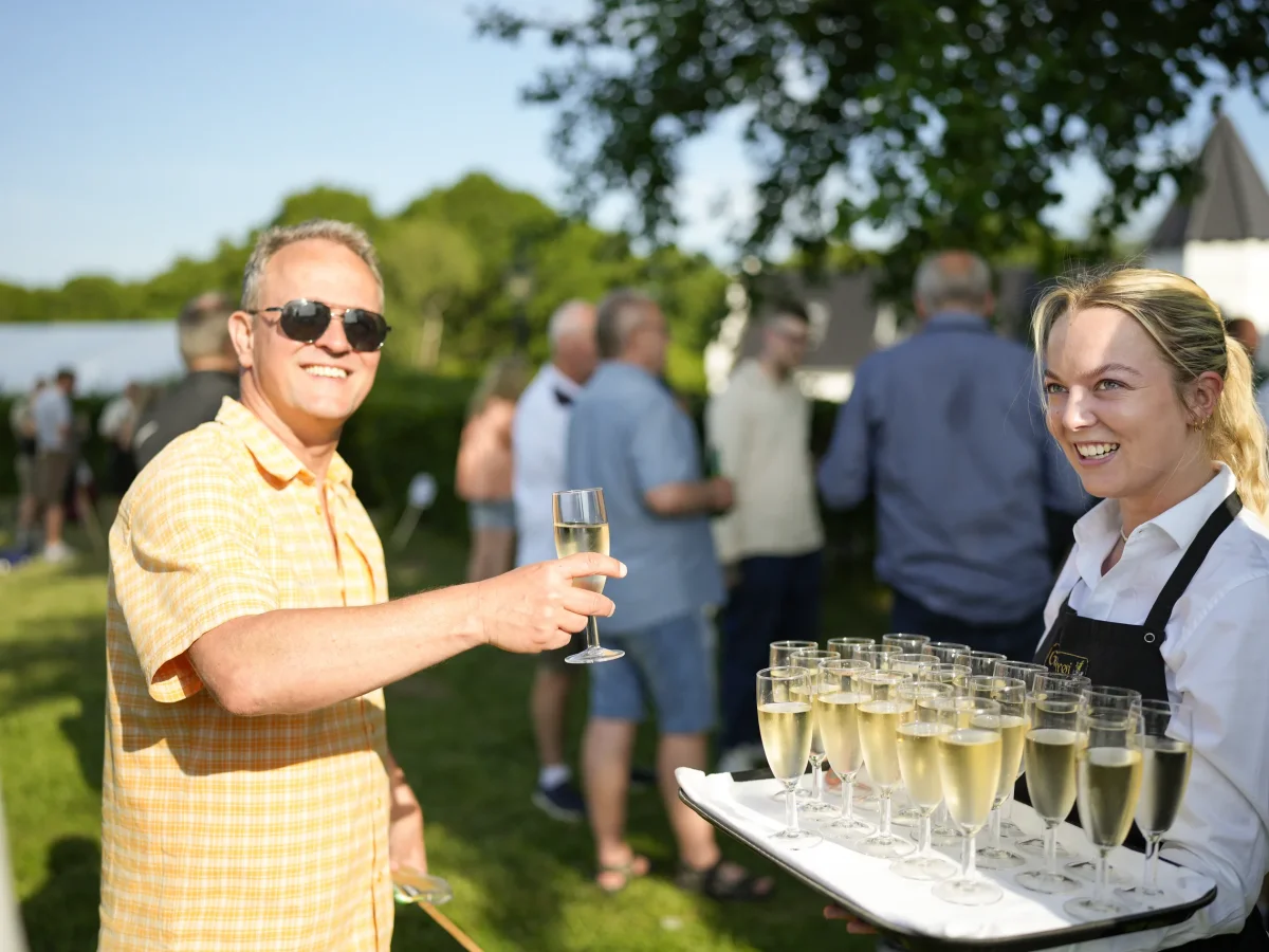 sommerfest-champagne-service-herregaard.webp