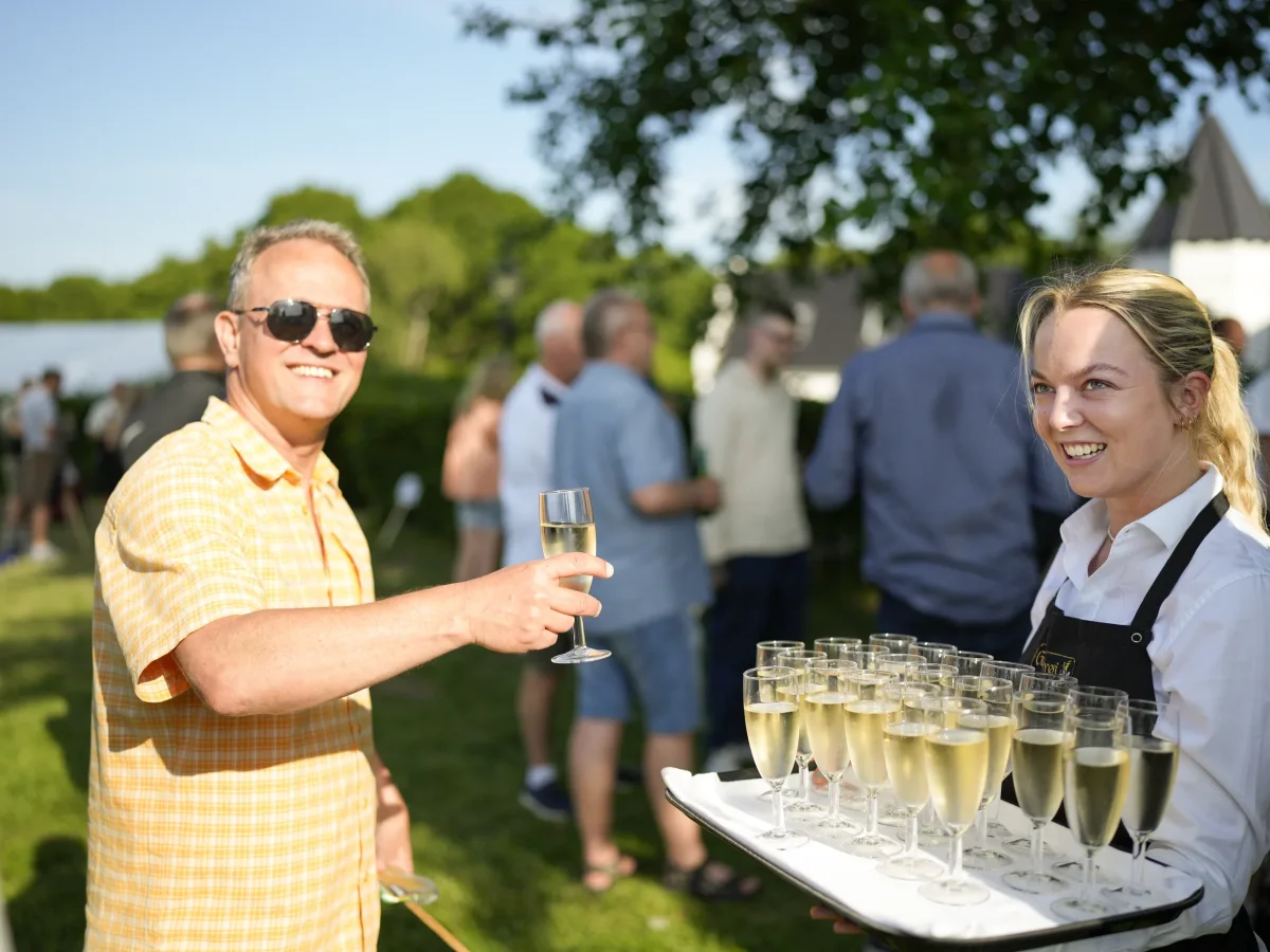 8EMIlSEE-sommerfest-champagne-service-herregaard.webp