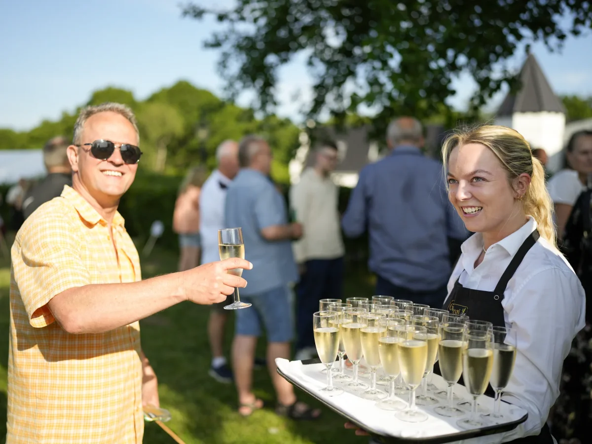 8EMIlSEE-sommerfest-champagne-service-herregaard.webp