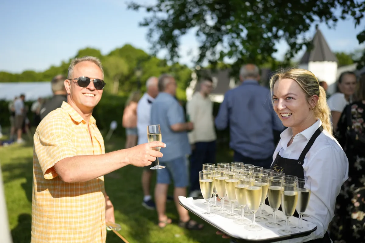 sommerfest-champagne-service-herregaard.webp