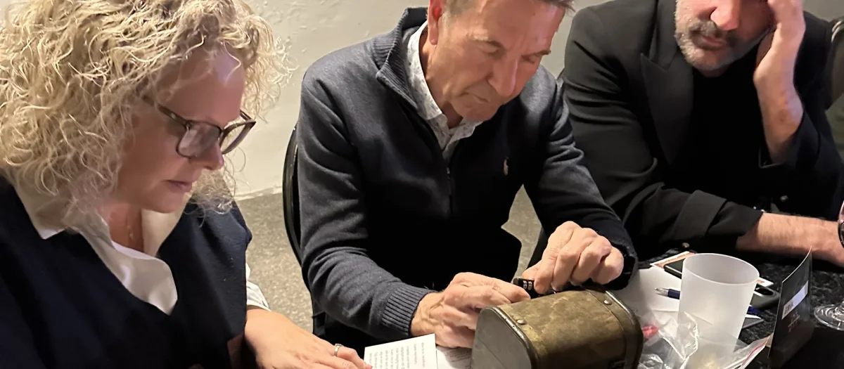 Deltagere fra Forræderne skåler med champagne under en festlig sammenkomst i programmet.