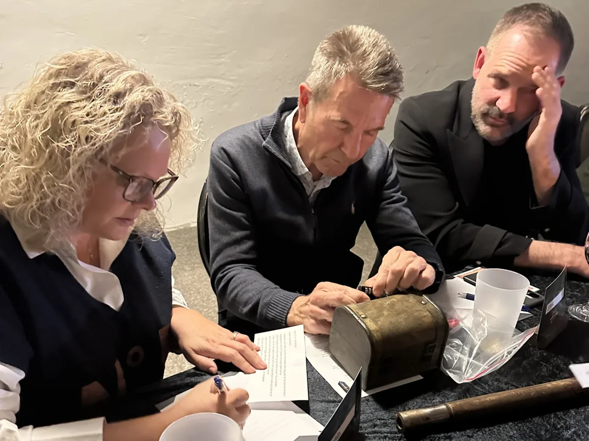 Deltagere fra Forræderne skåler med champagne under en festlig sammenkomst i programmet.