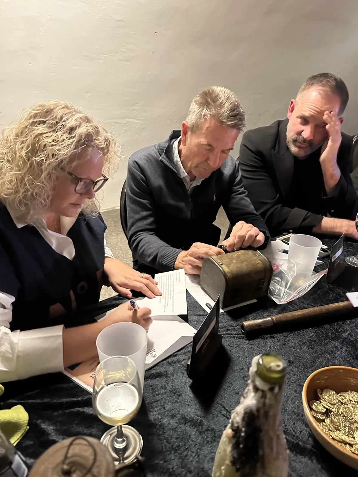 Deltagere fra Forræderne skåler med champagne under en festlig sammenkomst i programmet.