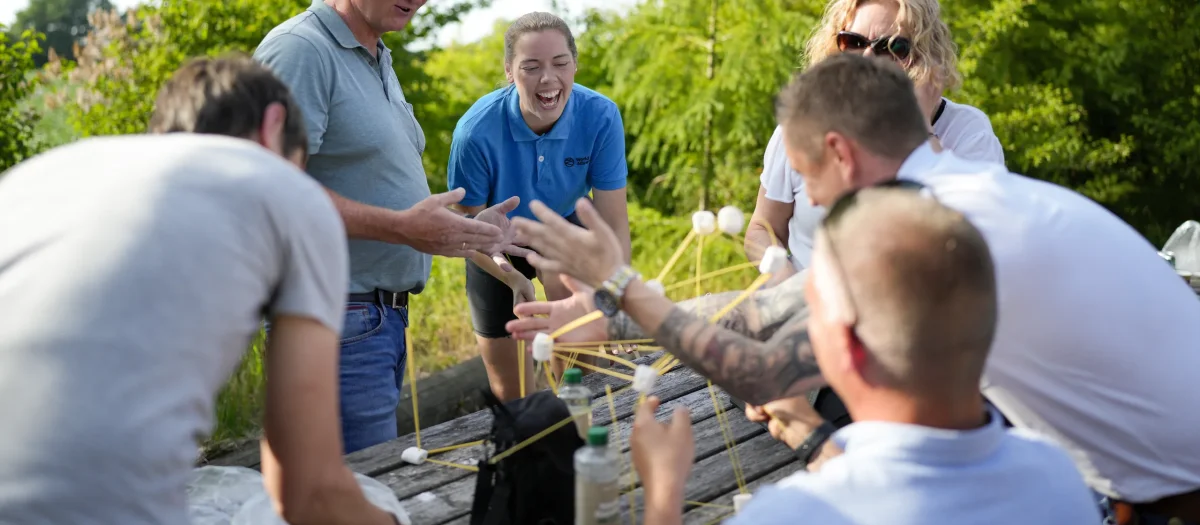 zVwZyFzC-instruktorer-teambuilding-aktivitet-udendoers.webp