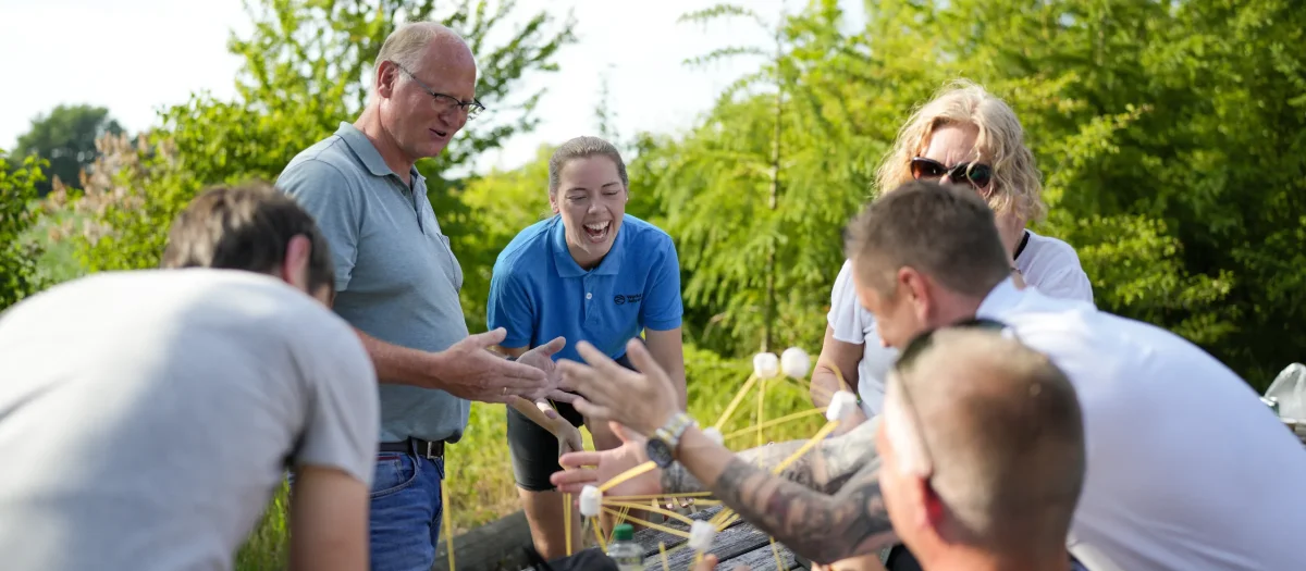 zVwZyFzC-instruktorer-teambuilding-aktivitet-udendoers.webp