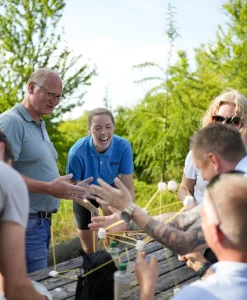 instruktorer-teambuilding-aktivitet-udendoers.webp