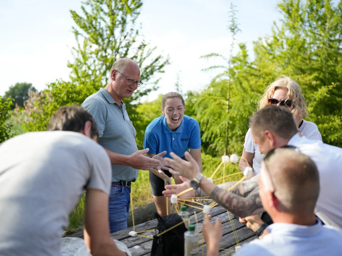 zVwZyFzC-instruktorer-teambuilding-aktivitet-udendoers.webp