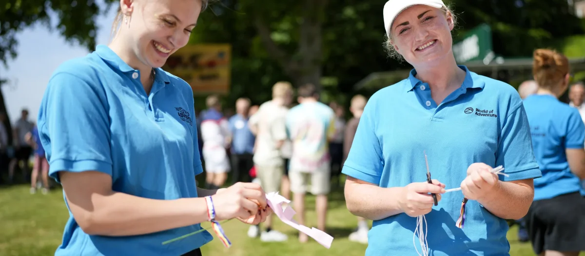 kvindelige-instruktoerer-teambuilding-aktivitet.webp