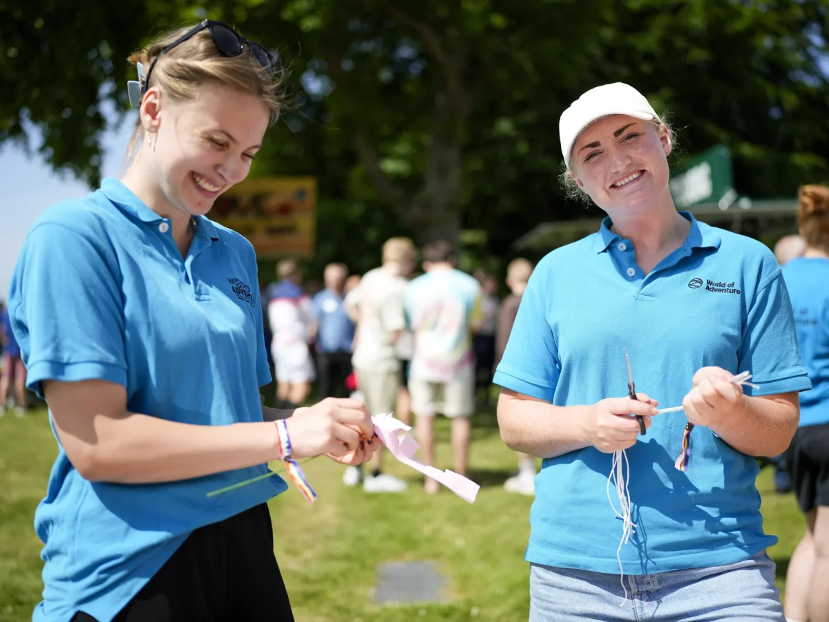 kvindelige-instruktoerer-teambuilding-aktivitet.webp