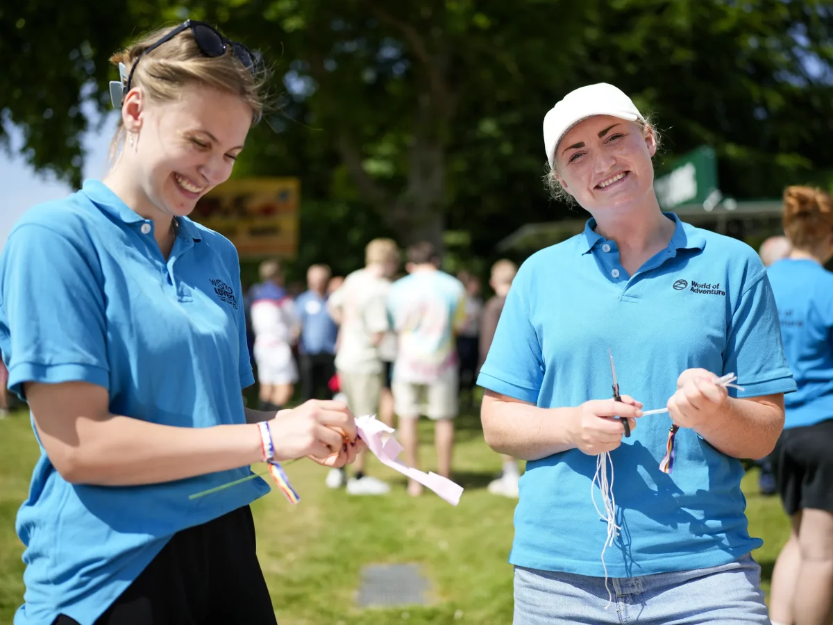 kvindelige-instruktoerer-teambuilding-aktivitet.webp