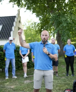 woa-instruktoer-holder-tale-teambuilding.webp