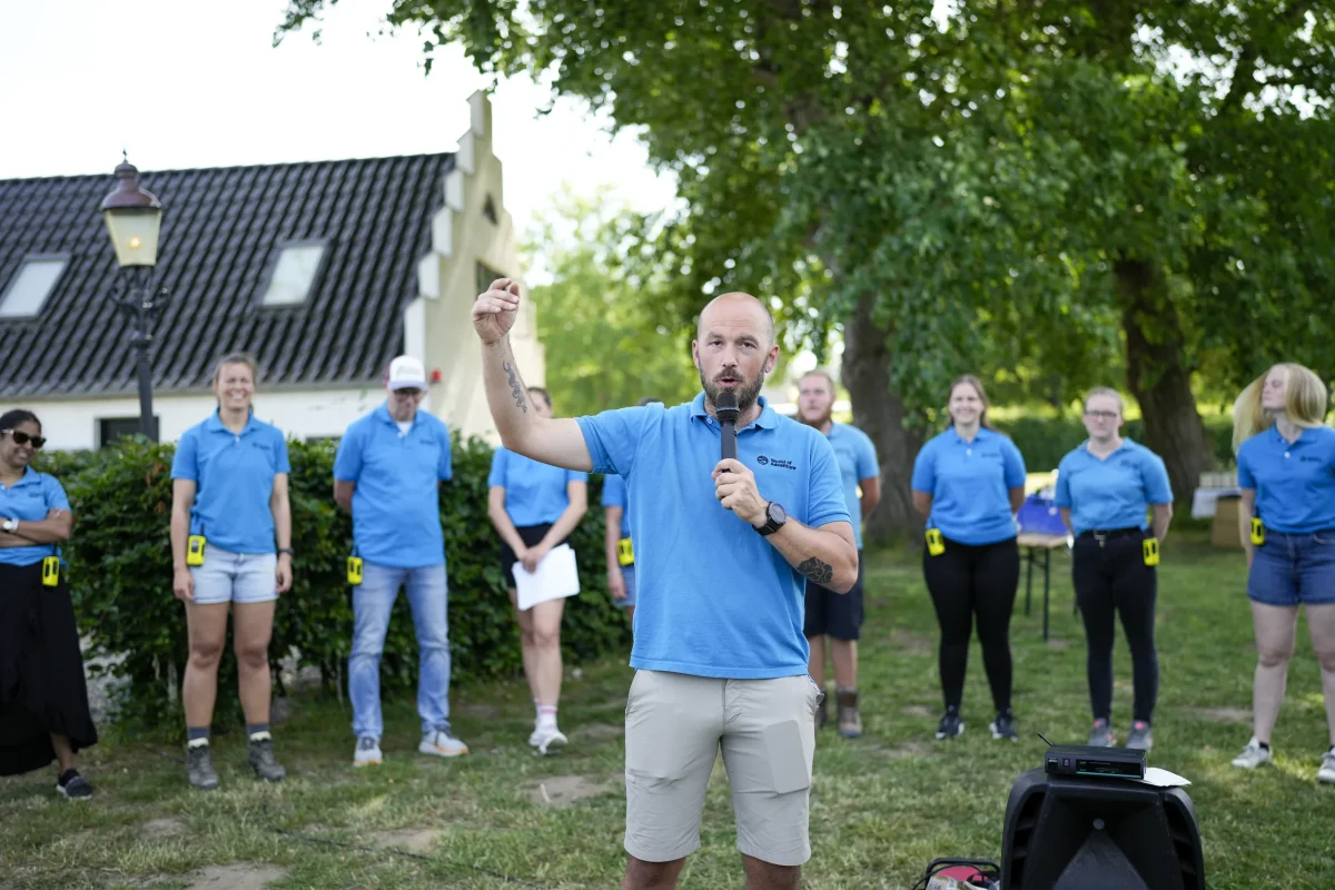 woa-instruktoer-holder-tale-teambuilding.webp
