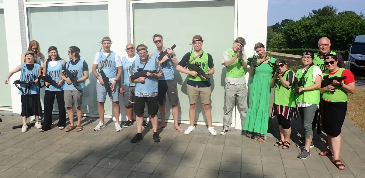 Gruppe deltagere poserer med laser game våben efter aktivitet på Comwell Kellers Park.