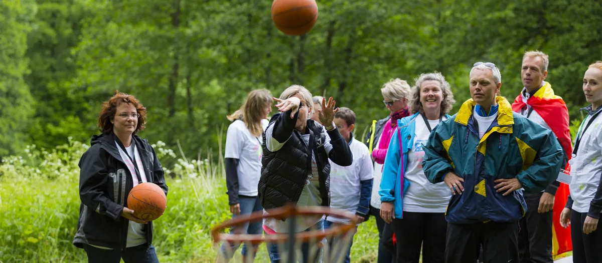 hQ508BVv-basketball-kast-teambuilding-aktivitet-2.webp