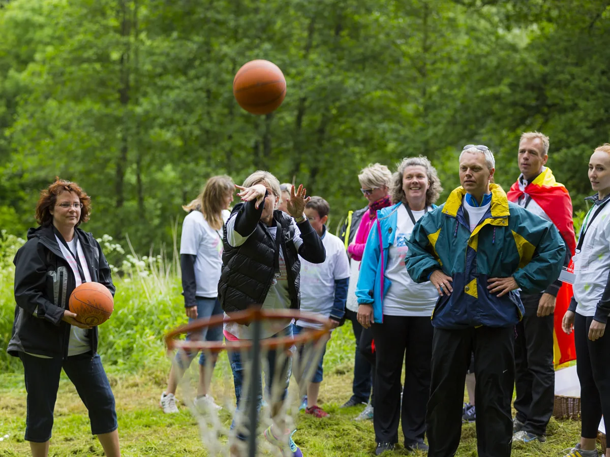 hQ508BVv-basketball-kast-teambuilding-aktivitet-2.webp