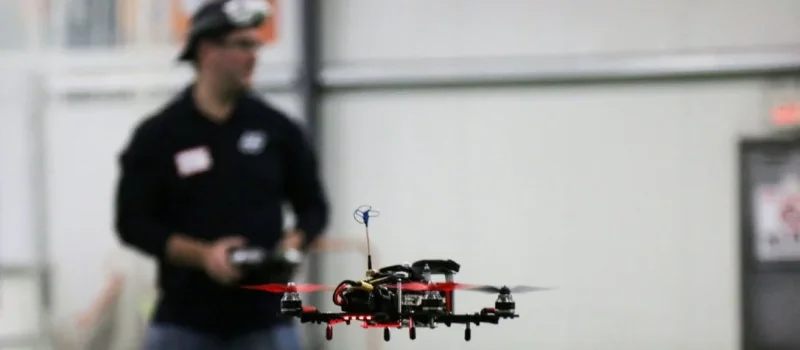 xnismAhf-drone-pilot-styrer-quadcopter-teambuilding.webp