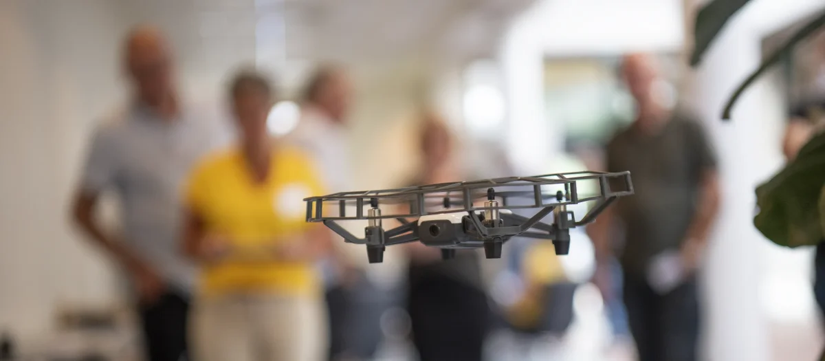 IVbWrz5O-drone-flyver-indendoers-teambuilding.webp