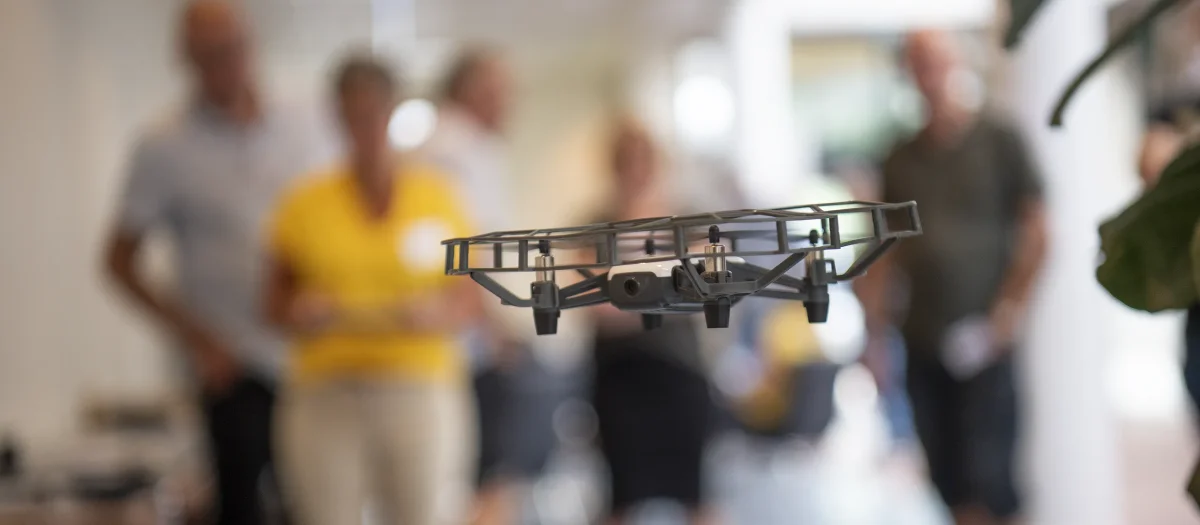IVbWrz5O-drone-flyver-indendoers-teambuilding.webp