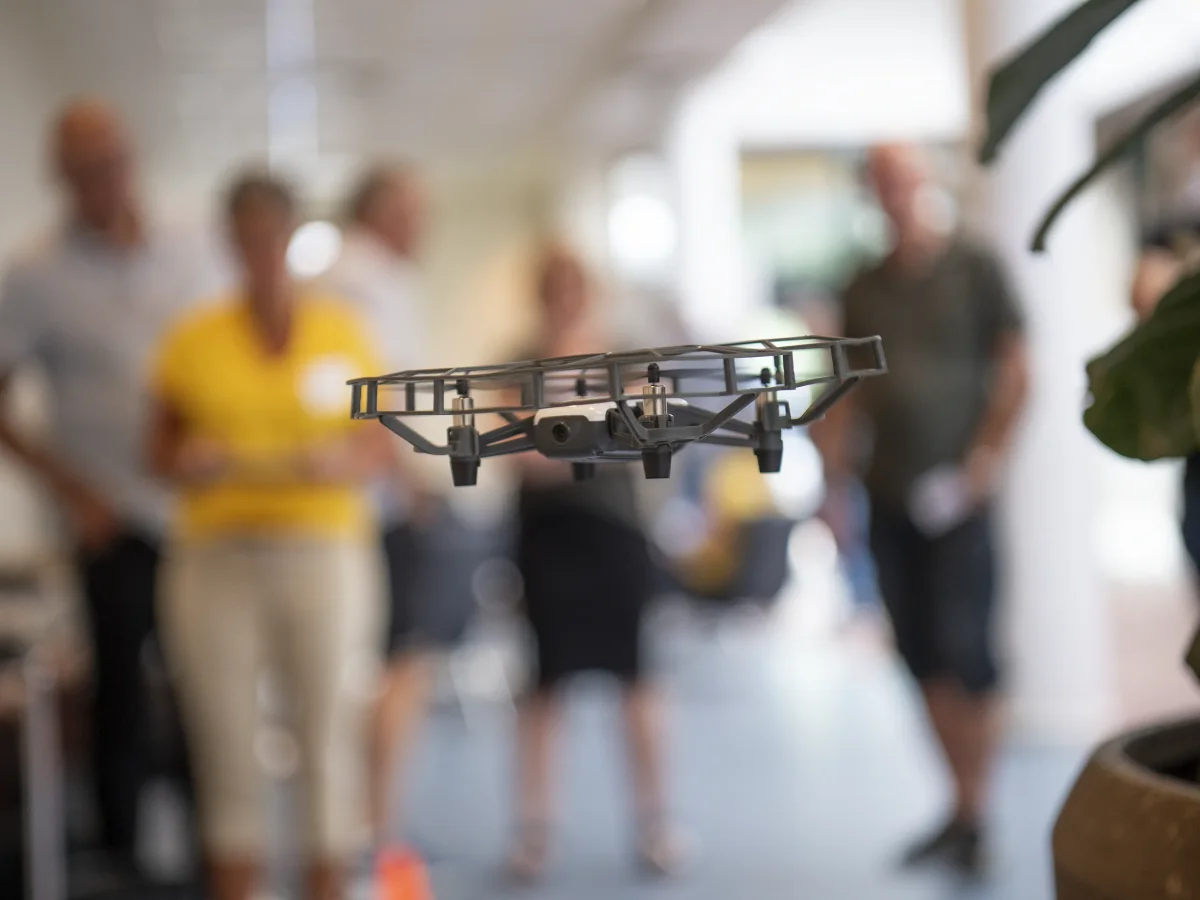 IVbWrz5O-drone-flyver-indendoers-teambuilding.webp