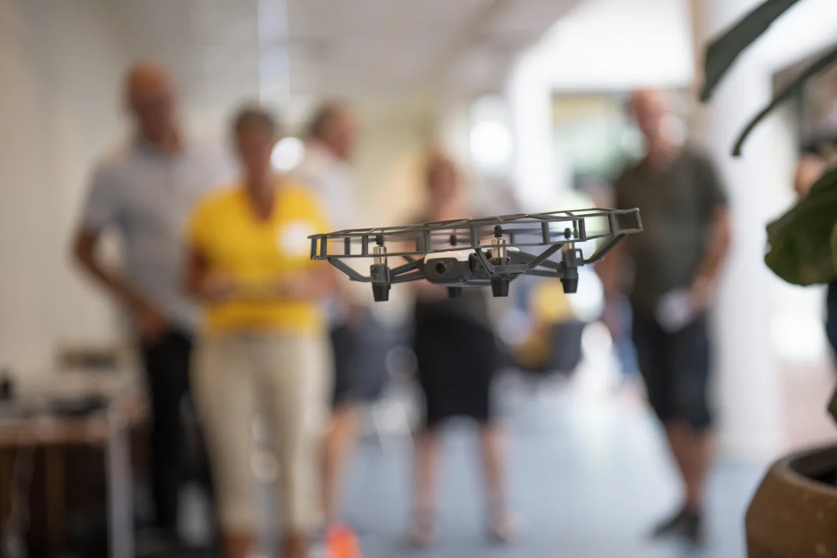 IVbWrz5O-drone-flyver-indendoers-teambuilding.webp