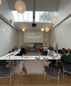 j7fqfA6B-hackathon-deltager-perspektiv-moedebord.webp