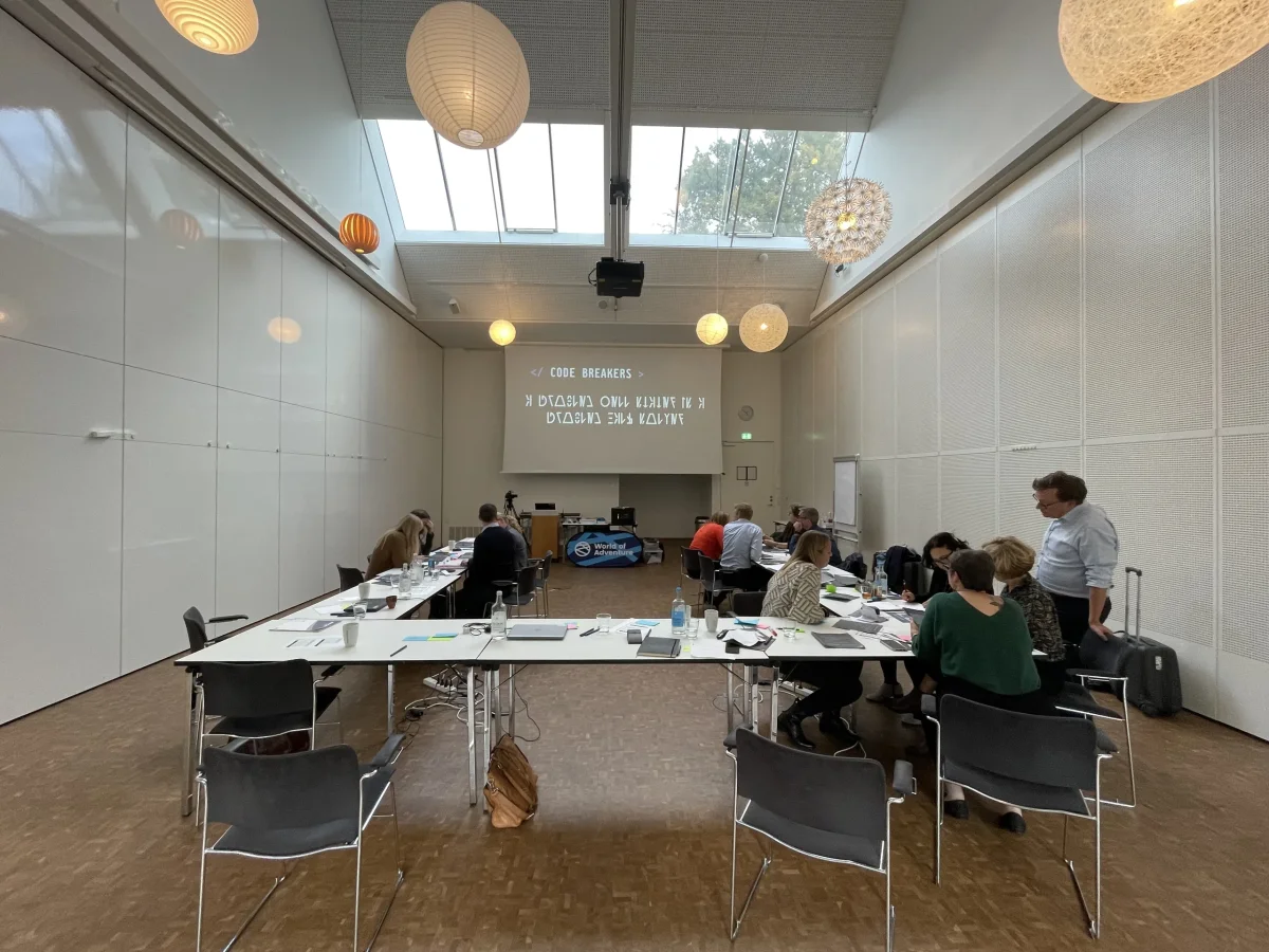 j7fqfA6B-hackathon-deltager-perspektiv-moedebord.webp